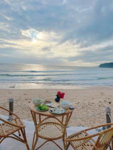 ein Tisch am Strand mit Essen drauf in der Unterkunft Santa Fe House - Gành Đá Đĩa in Phú Hạnh (5)
