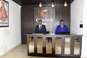 Členové personálu v ubytování Comfort Inn Pratapvasini