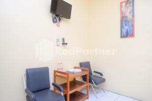 Μια τηλεόραση ή/και κέντρο ψυχαγωγίας στο Hotel Sido Langgeng Tawangmangu Mitra RedDoorz