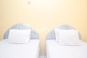 Ένα ή περισσότερα κρεβάτια σε δωμάτιο στο Hotel Sido Langgeng Tawangmangu Mitra RedDoorz