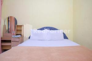 Ένα ή περισσότερα κρεβάτια σε δωμάτιο στο Hotel Sido Langgeng Tawangmangu Mitra RedDoorz