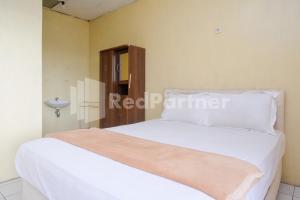 Ένα ή περισσότερα κρεβάτια σε δωμάτιο στο Hotel Sido Langgeng Tawangmangu Mitra RedDoorz
