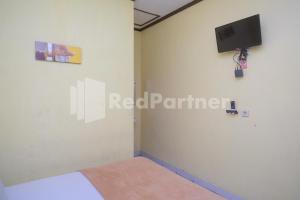 Μια τηλεόραση ή/και κέντρο ψυχαγωγίας στο Hotel Sido Langgeng Tawangmangu Mitra RedDoorz