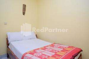 Ένα ή περισσότερα κρεβάτια σε δωμάτιο στο Hotel Sido Langgeng Tawangmangu Mitra RedDoorz
