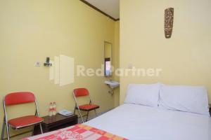 Ένα ή περισσότερα κρεβάτια σε δωμάτιο στο Hotel Sido Langgeng Tawangmangu Mitra RedDoorz