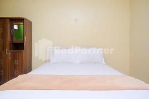 Ένα ή περισσότερα κρεβάτια σε δωμάτιο στο Hotel Sido Langgeng Tawangmangu Mitra RedDoorz