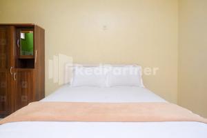 Ένα ή περισσότερα κρεβάτια σε δωμάτιο στο Hotel Sido Langgeng Tawangmangu Mitra RedDoorz