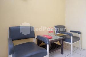Χώρος καθιστικού στο Hotel Sido Langgeng Tawangmangu Mitra RedDoorz