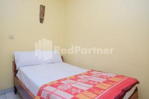 Ένα ή περισσότερα κρεβάτια σε δωμάτιο στο Hotel Sido Langgeng Tawangmangu Mitra RedDoorz