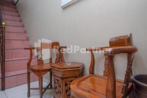 Χώρος καθιστικού στο Hotel Sido Langgeng Tawangmangu Mitra RedDoorz