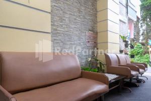 Χώρος καθιστικού στο Hotel Sido Langgeng Tawangmangu Mitra RedDoorz