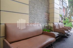 Χώρος καθιστικού στο Hotel Sido Langgeng Tawangmangu Mitra RedDoorz