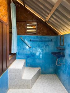 Baño azul con lavabo y aseo en Sawasdee Resort, en Koh Chang