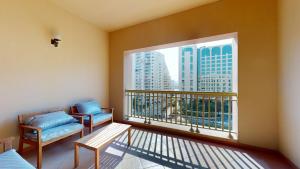 um quarto com uma varanda com vista para a cidade em Primestay - Golden Mile 2 1BR, Palm Jumeirah em Dubai