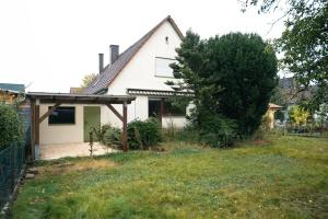 uma casa branca com uma cerca e um quintal em Dhh for fitters and craftsmen em Rastatt