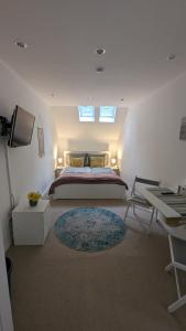 1 dormitorio con 1 cama, TV y mesa en Ferienwohnung an der Dhron, en Neumagen-Dhron