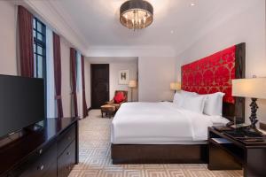 Кровать или кровати в номере The Yangtze Boutique Shanghai