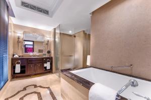 Ванная комната в The Yangtze Boutique Shanghai