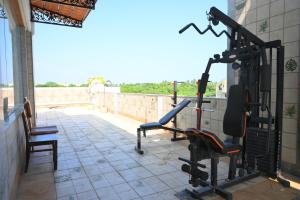 un gimnasio en la azotea de una casa en Luxury Villa With pool Near White Town, en Auroville