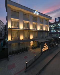 um edifício de hotel com uma placa em frente em Grand Continent Hebbal A Sarovar Portico Affiliate Hotel em Bangalore