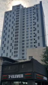 un grande edificio con un cartello di fronte di Moon Stay Star BnB a Daegu