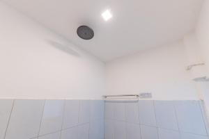 Ένα μπάνιο στο RedDoorz at Jalan Pangkal Perjuangan Karawang +17 φωτογραφίες