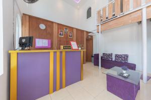 Μια τηλεόραση ή/και κέντρο ψυχαγωγίας στο RedDoorz at Jalan Pangkal Perjuangan Karawang