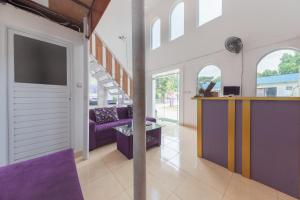 Η κουζίνα ή μικρή κουζίνα στο RedDoorz at Jalan Pangkal Perjuangan Karawang