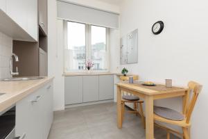 Dapur atau dapur kecil di One-Bedroom Capital Apartment by Renters