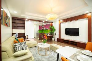 Μια τηλεόραση ή/και κέντρο ψυχαγωγίας στο Sumitomo 3 Apartment for Japanese at 535 Kim Ma