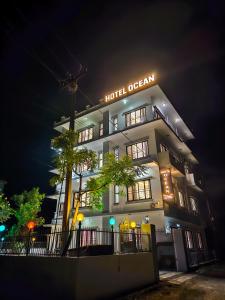 um hotel é iluminado à noite em HOTEL OCEAN em Rummindei