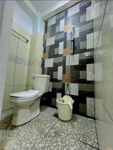 y baño con aseo y ducha. en Aloha Cabana Resort And Events, en Surigao