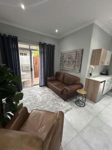 - un salon avec un canapé et une table dans l'établissement RR Luxury apartment, à Welkom