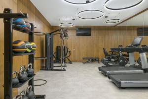 布达佩斯Four Points by Sheraton Budapest Danube的健身房,配有跑步机和健身器材