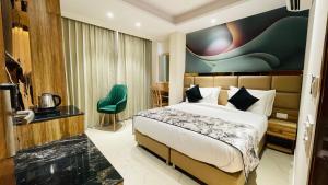 Postel nebo postele na pokoji v ubytování Travellers Hotel