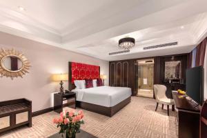 Кровать или кровати в номере The Yangtze Boutique Shanghai