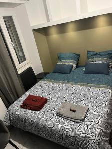 - une chambre avec un lit et 2 serviettes dans l'établissement Charmant Studio dans maison, à Sarcelles