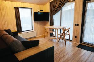 ein Wohnzimmer mit einem Sofa und einem Tisch in der Unterkunft Bereg holiday park in Svetlogorskoye