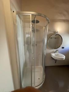 サン・カシャーノ・イン・ヴァル・ディ・ペーザにある“Casa Torre” nel cuore di San Cascianoの洗面台と鏡を備えた浴室のシャワー