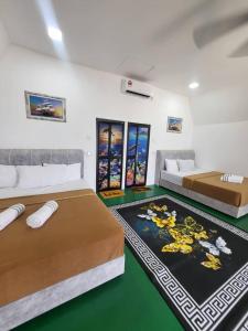 um quarto com 2 camas e um piso verde em DEWATI ROOMSTAY B&B em Lang Tengah