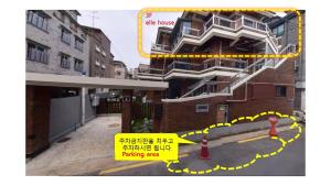 een geel bord voor een gebouw bij Elle House in Jeonju
