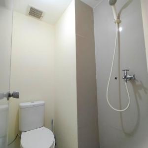 a bathroom with a toilet and a shower in it at BR Room at Apartemen Bogorienze Resort in Pamoyanan