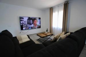 Televízia a/alebo spoločenská miestnosť v ubytovaní TESS Villa Tennessee