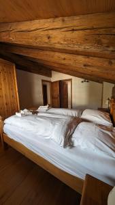 A bed or beds in a room at Alpenpanorama Ovronnaz