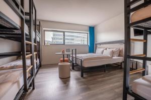 Dormitorio con letti a castello e tavolo di harry's XL Hotel a Salisburgo