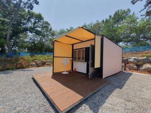 mały namiot z kuchnią wewnątrz w obiekcie Seocheon Ocean Place w mieście Seocheon