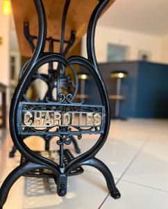 una silla negra con las palabras Chardonns en ella en Le Téméraire Hôtel en Charolles