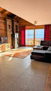 uma sala de estar com um sofá e uma mesa em Alpenpanorama Ovronnaz em Ovronnaz