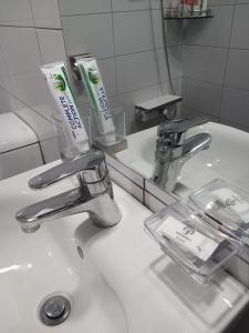 - un lavabo dans la salle de bains avec une brosse à dents et du dentifrice dans l'établissement Elle House 2, à Jeonju