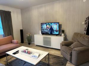 Una televisión o centro de entretenimiento en Nice apartment in Motala